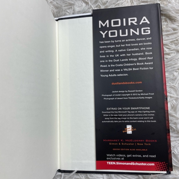 Dust Lands Blood  Red Road By Moira Young - Hardcover - Picture 3 of 6